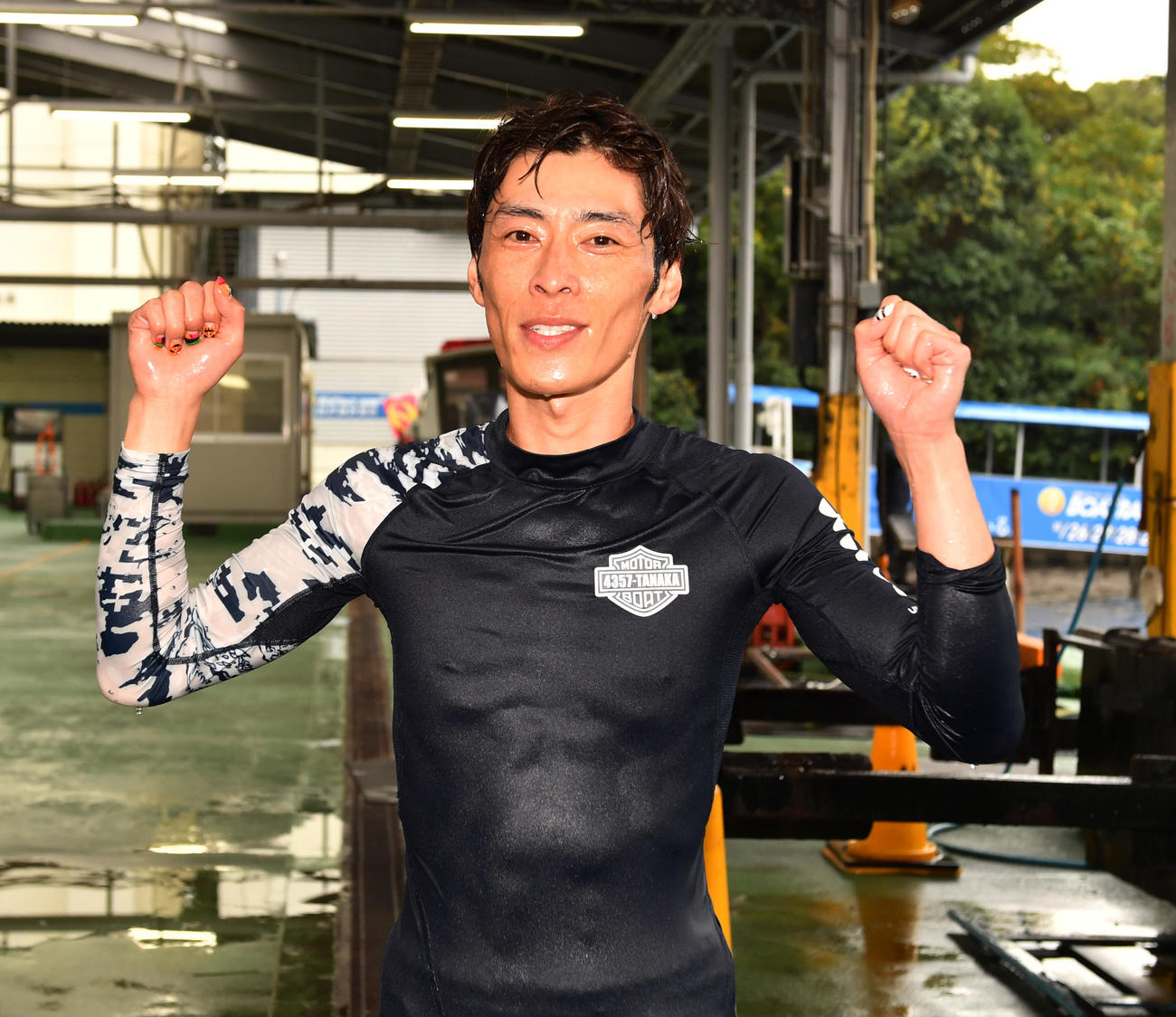 8Rで1着の田中和也は水神祭で水面に投げ込まれた後、ずぶぬれでガッツポーズする（撮影・柴田隆二）