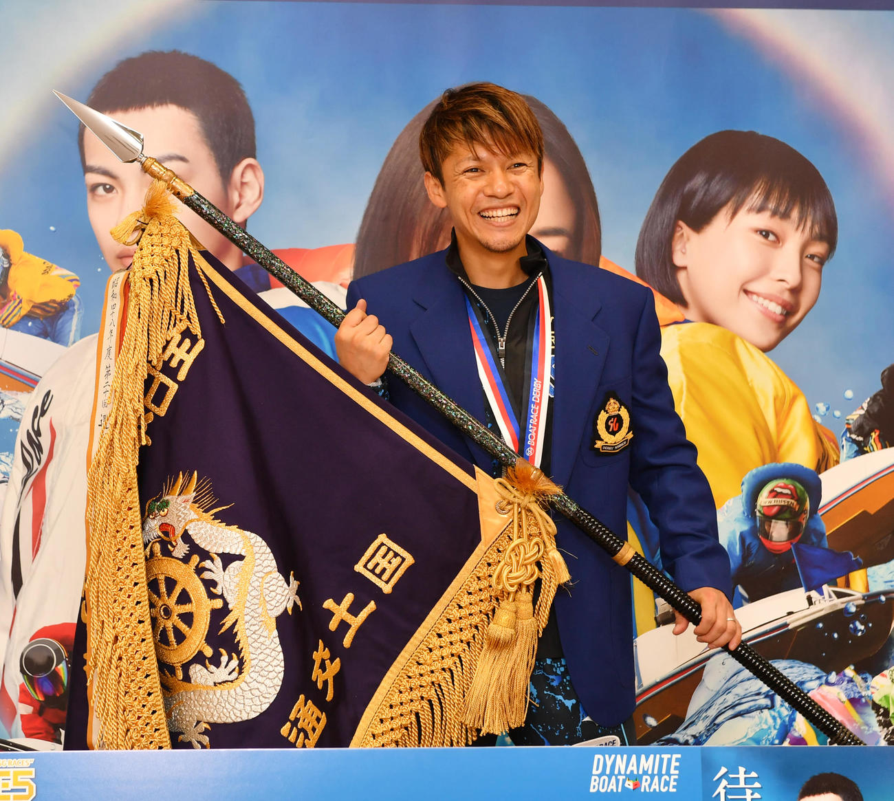 笑顔で優勝旗を持つ平本真之（撮影・柴田隆二）