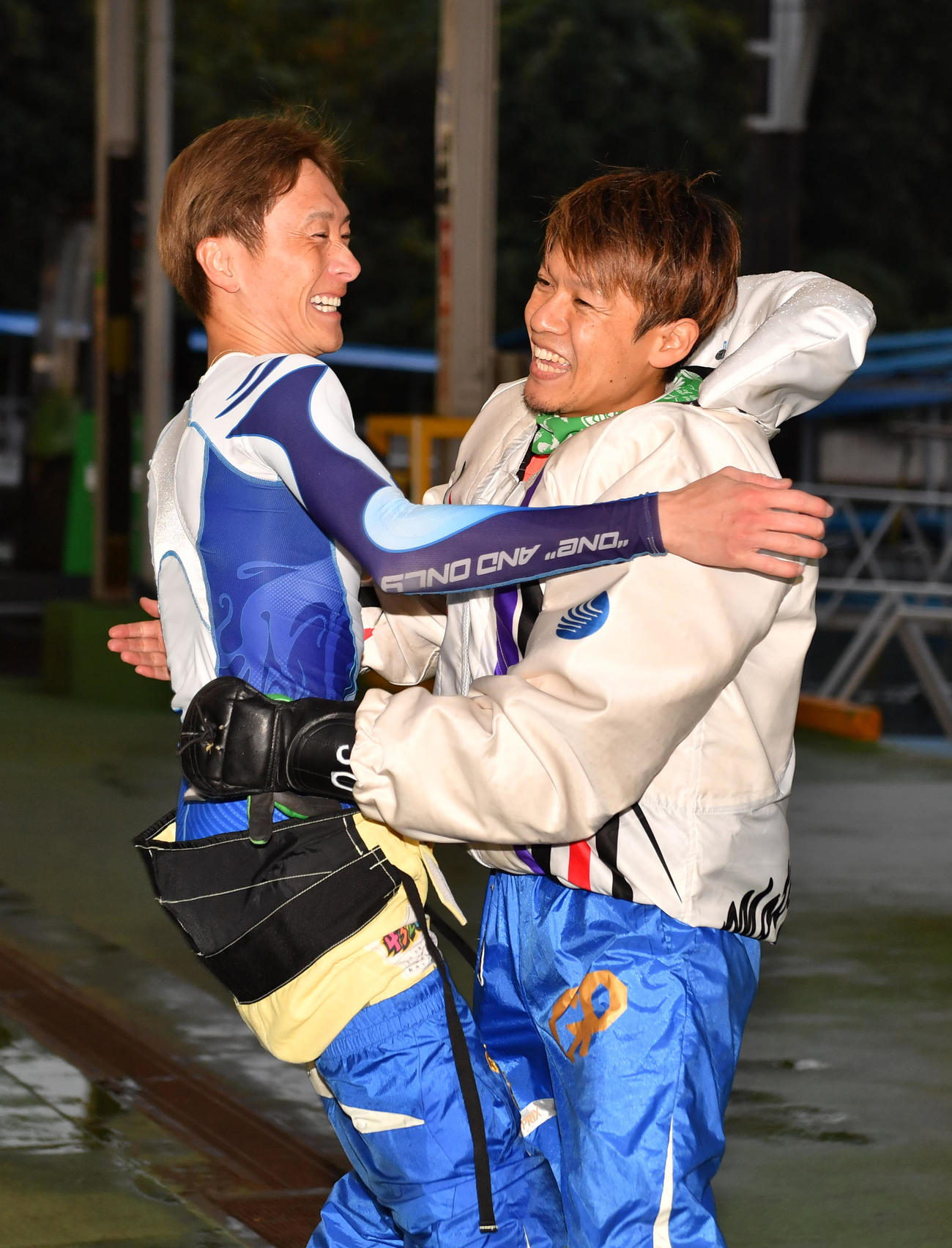 ダービーで優勝した平本真之(右)は3着の峰竜太から祝福される（撮影・柴田隆二）