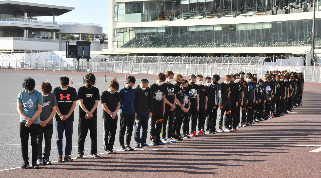 日本選手権初日9Rが終わり、川口オートレース場に向かって黙とうする選手たち（撮影・柴田隆二）