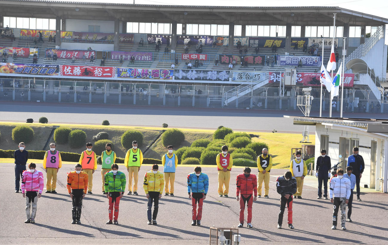 日本選手権初日9Rが終わり、川口オートレース場に向かって黙とうする選手たち（撮影・柴田隆二）