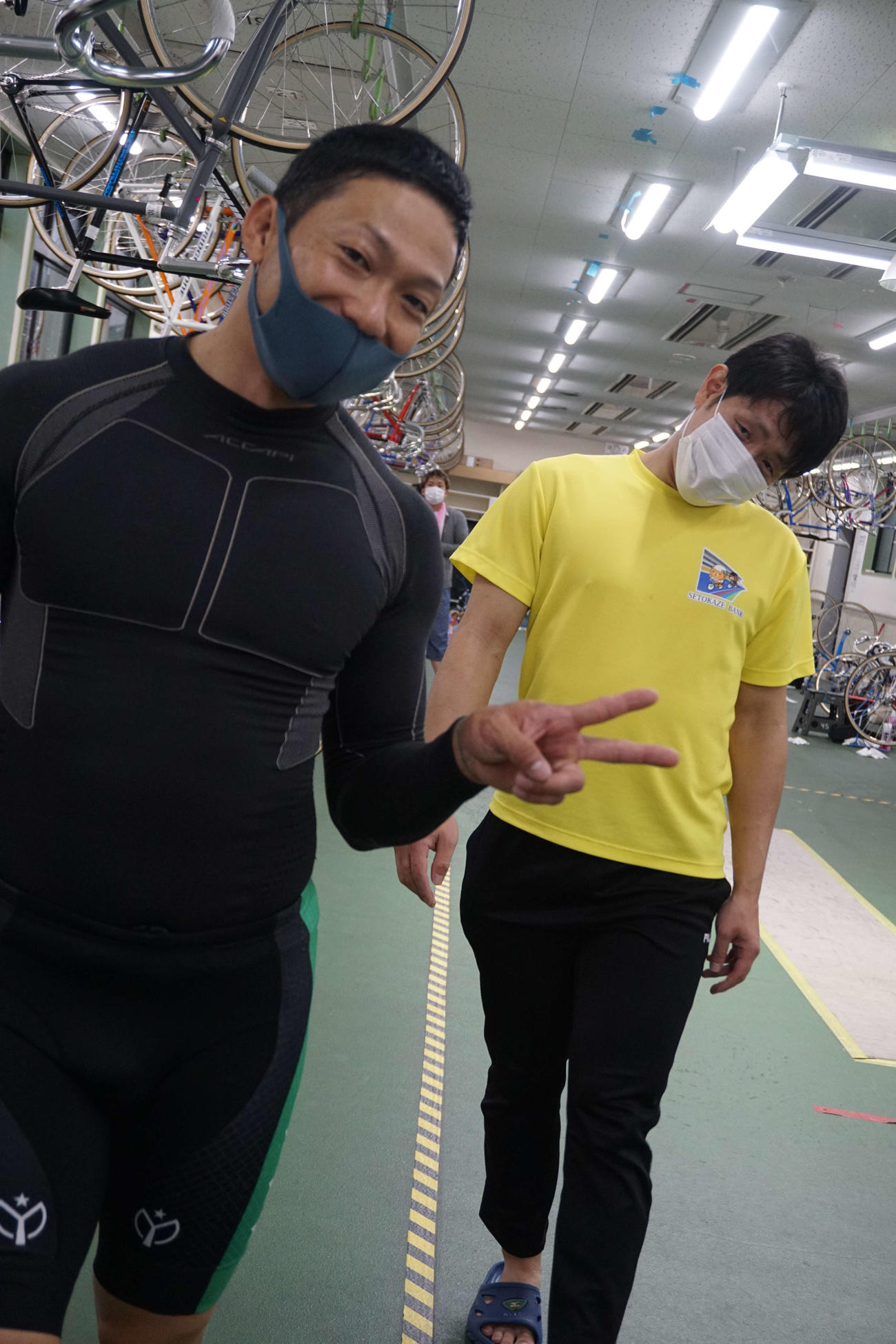 1着の佐藤健太（左）はピースサインで満面の笑み。2着の勝部貴博は悔しそうな表情
