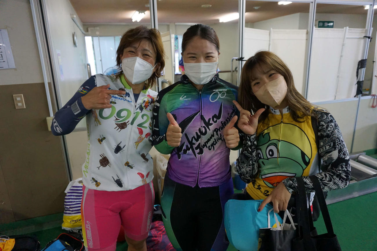 前検日の小林優香は同期の奥井迪(左)、青木美優(右)との再会を喜んだ