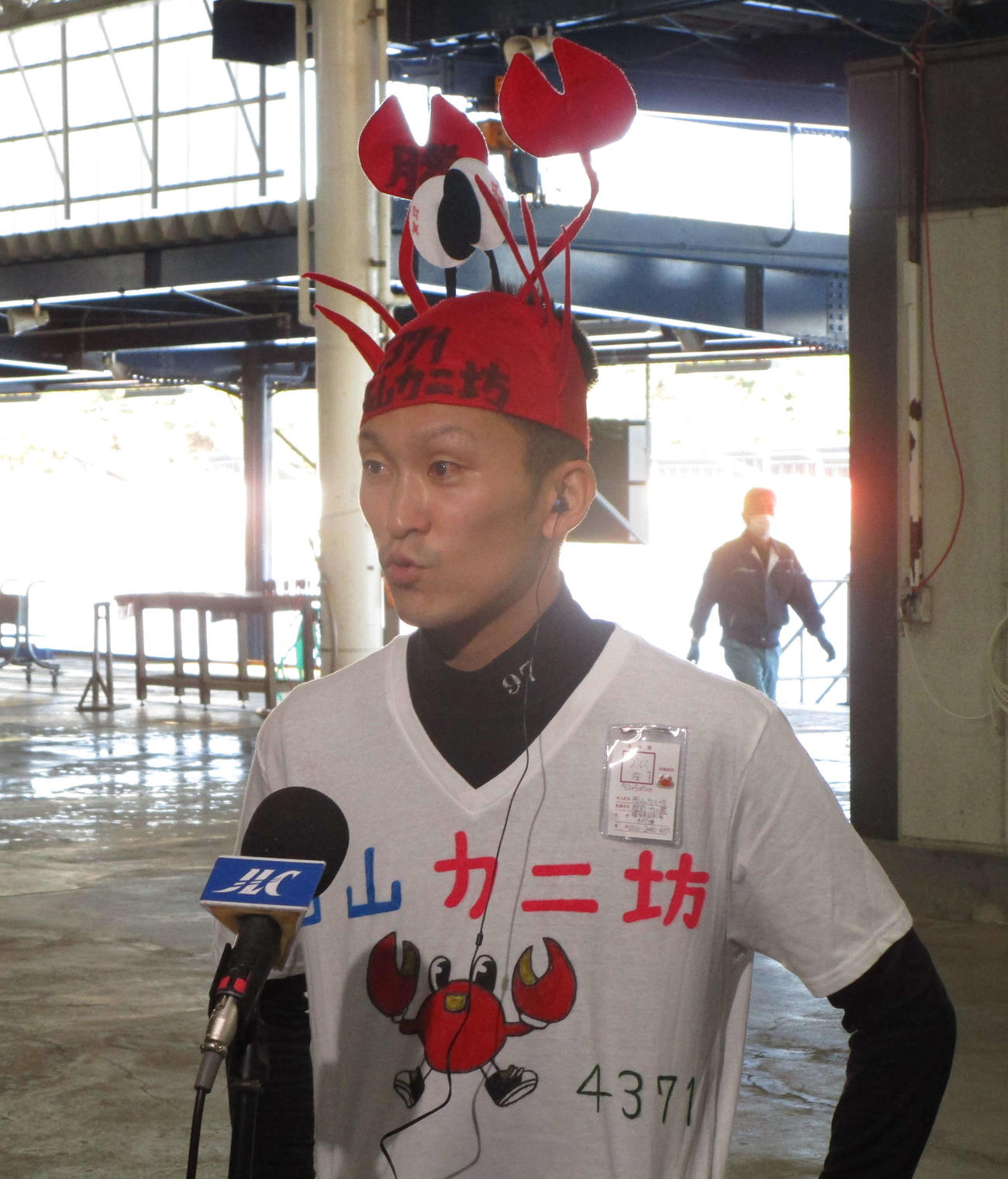2日目11Rを逃げ切り、カニ坊の帽子をかぶってインタビューに答える西山貴浩（撮影・安井雅彦）