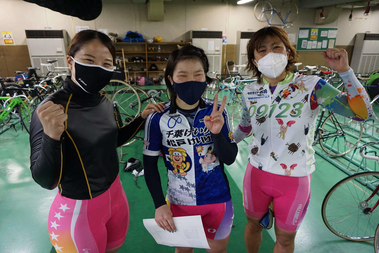 刈込奈那（中央）の健闘を小林優香(左)と奥井迪がたたえた