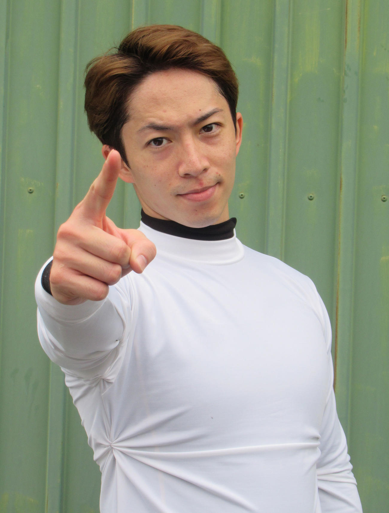 初日1R1枠で1着となった坂井洋は「1番」ポーズ（撮影・岡田晋）