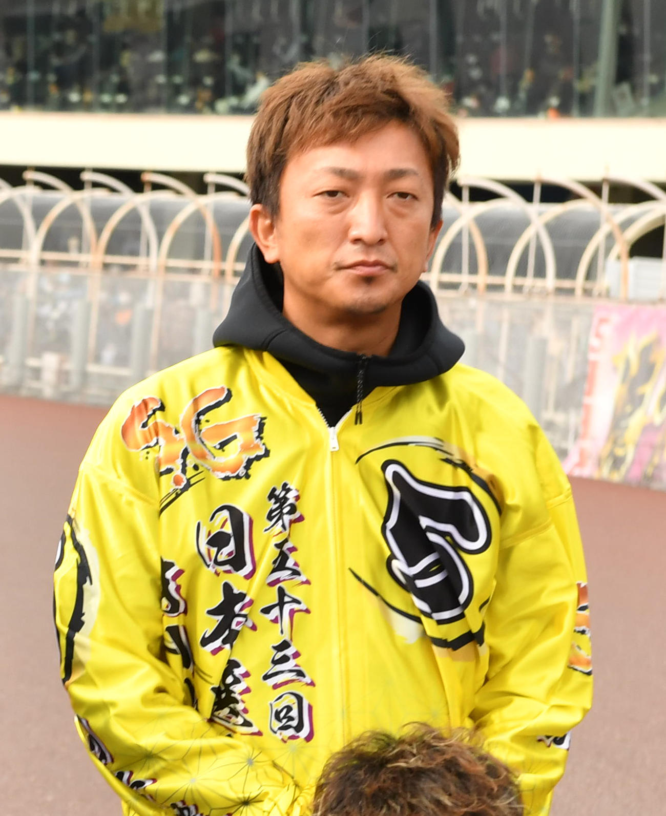 優勝戦出場選手紹介セレモニーで記念撮影に納まる荒尾聡（撮影・柴田隆二）