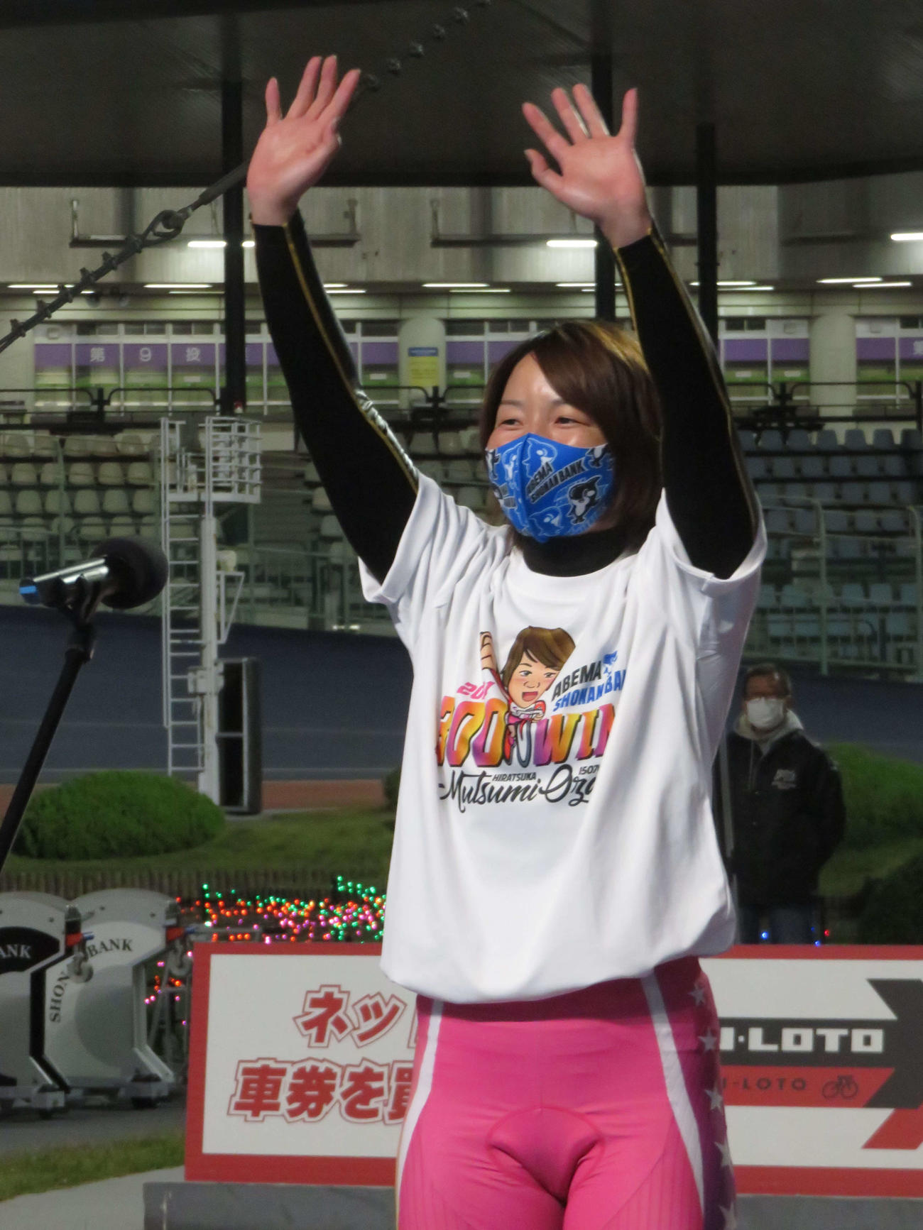 300勝を達成し地元ファンの声援に応える尾崎睦