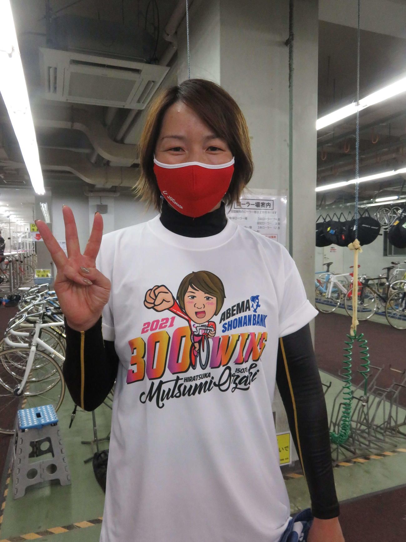 300勝を達成し記念Tシャツでポーズを決める尾崎睦