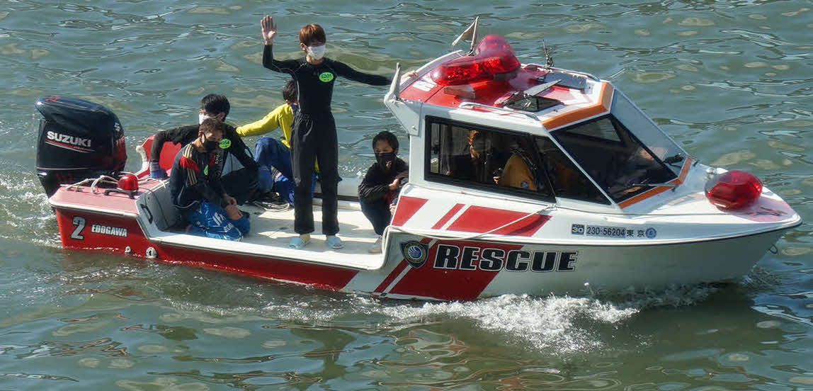 村上宗太郎が2日目2R初1着。レース後、大時計前で水神祭しファンに手を振る
