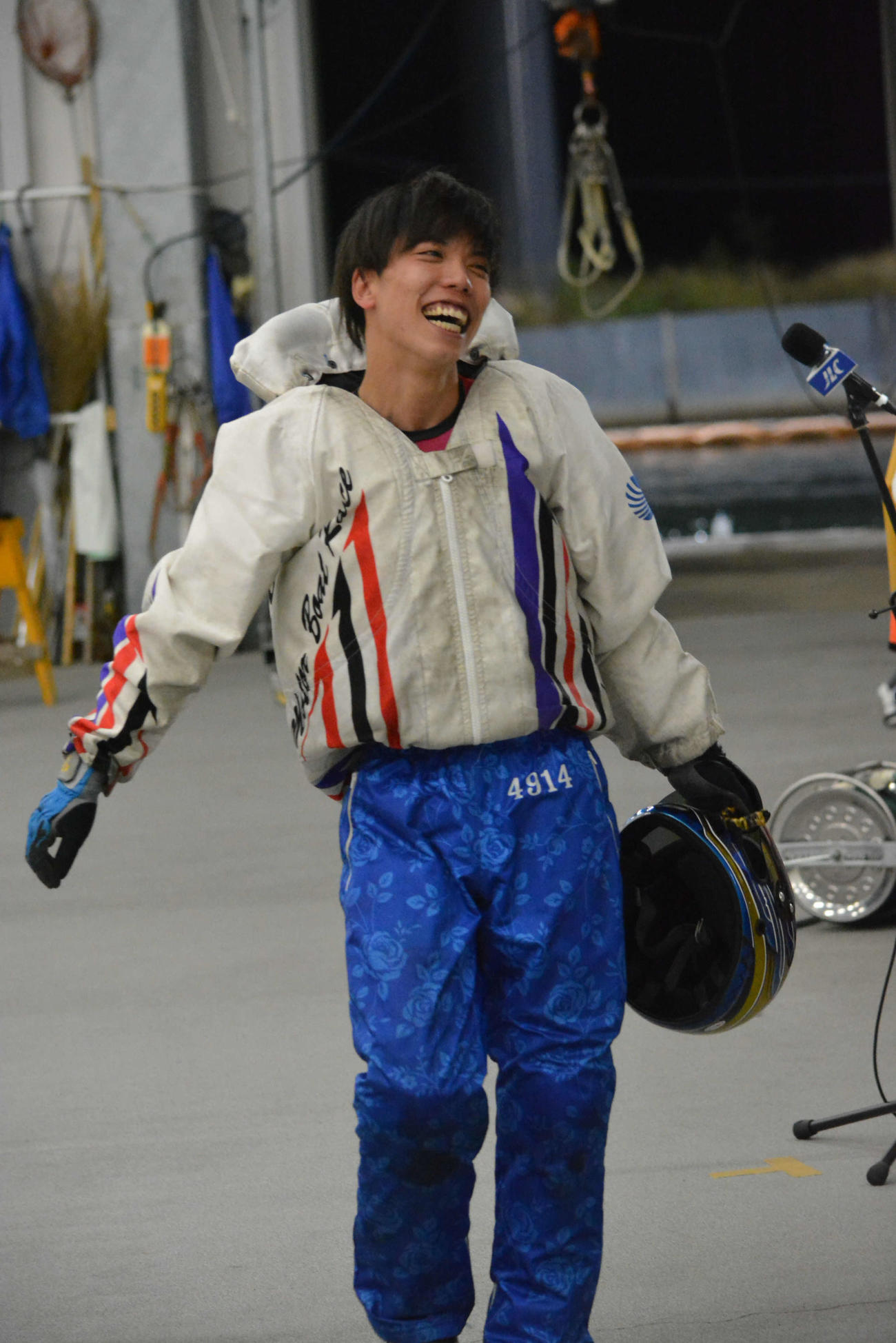 準優9Rを逃げ快勝して笑顔の吉田裕平