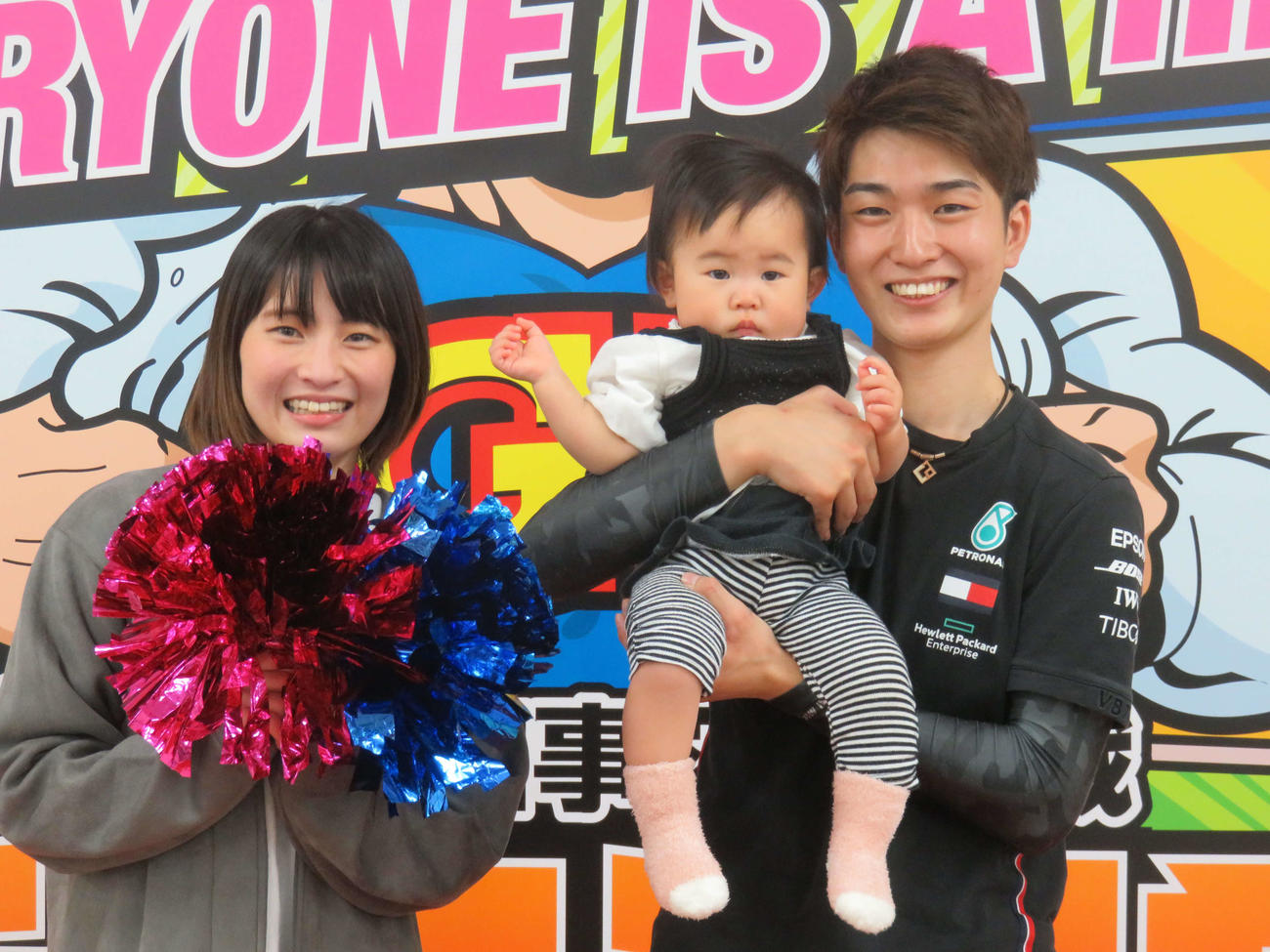 G1初Vの板橋侑我（右）は、まな娘・紘真梨（ひまり）ちゃんを抱き、妻桜さんと喜びいっぱい