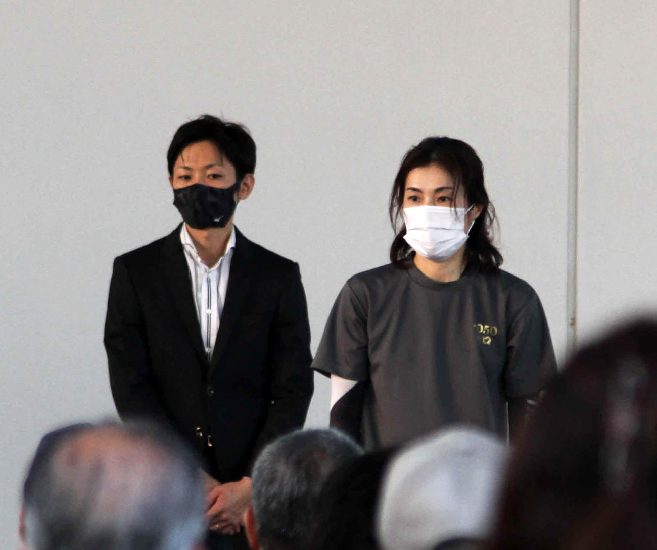 男子優勝戦を制した稲田浩二（左）と女子優勝戦を制した田口節子が、久しぶりの表彰セレモニーでファンの前に姿をみせた（撮影・北條直治）