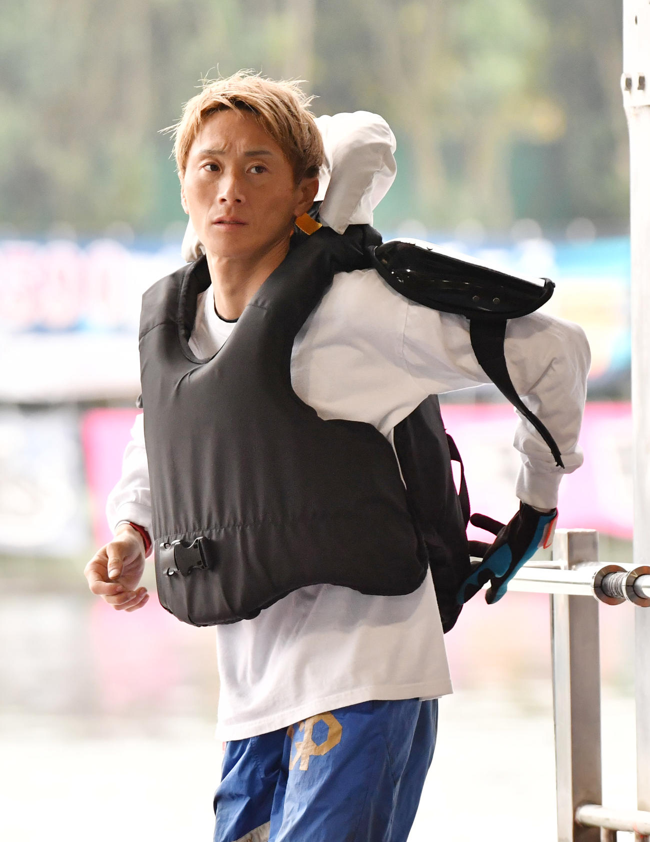 チャレンジカップの前検でスタート練習に向かう峰竜太（撮影・柴田隆二）