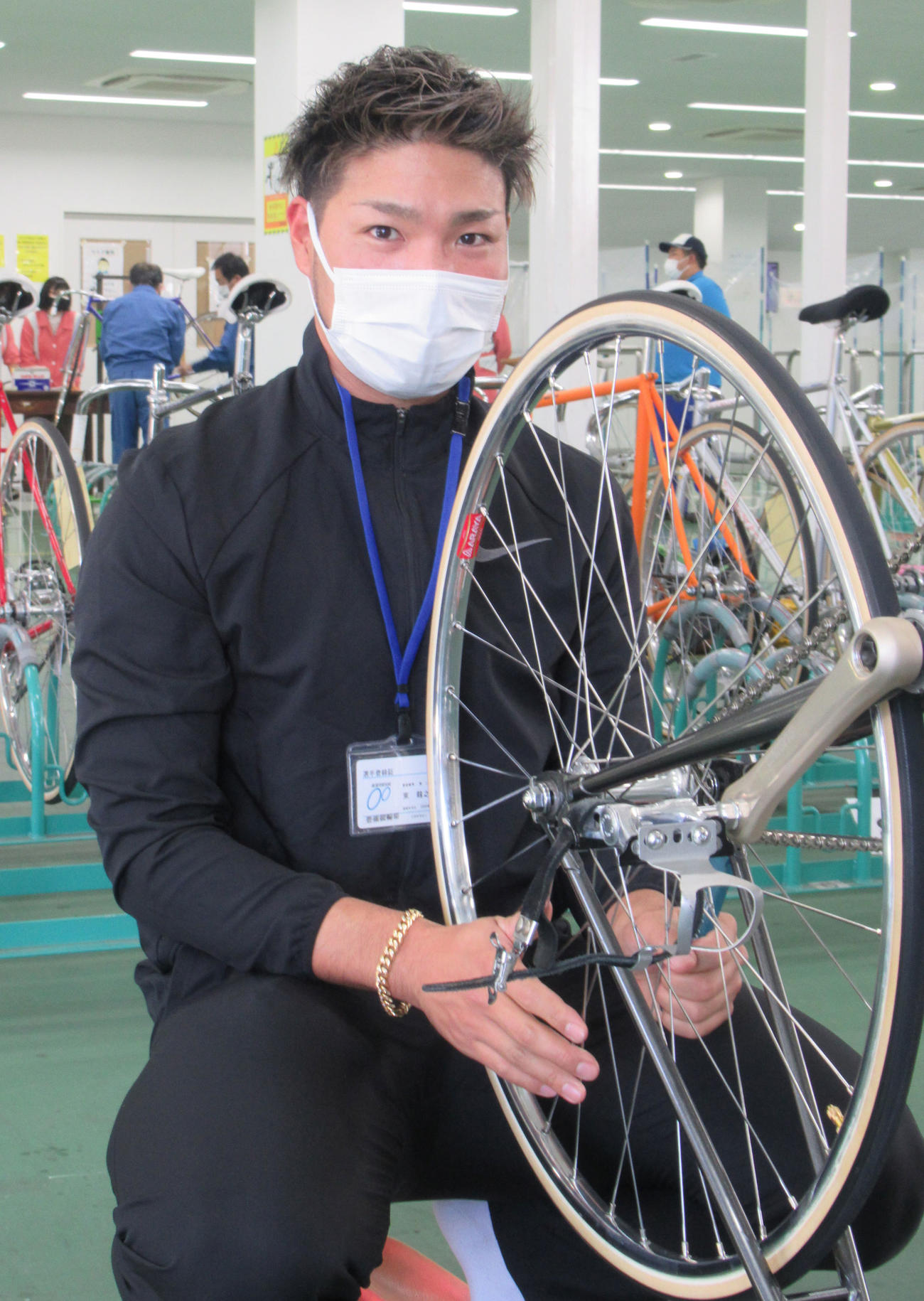 豊橋競輪場　決勝10R、東龍之介が栃茨分断を狙う（撮影・岡田晋）