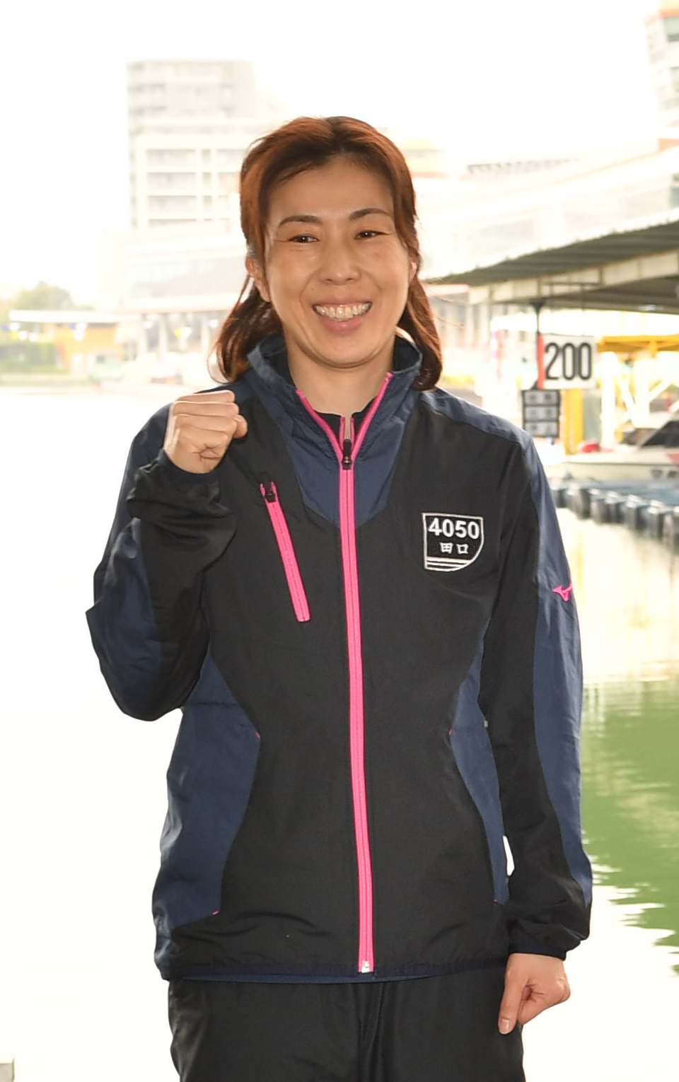 レディースドリーム戦出場の田口節子はガッツポーズする（撮影・柴田隆二）