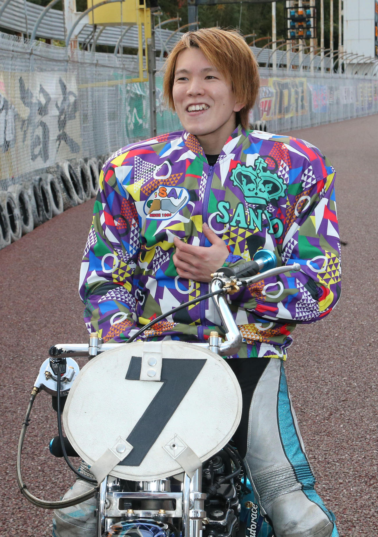 優勝した鈴木圭一郎は笑顔を見せる（撮影・梅根麻紀）