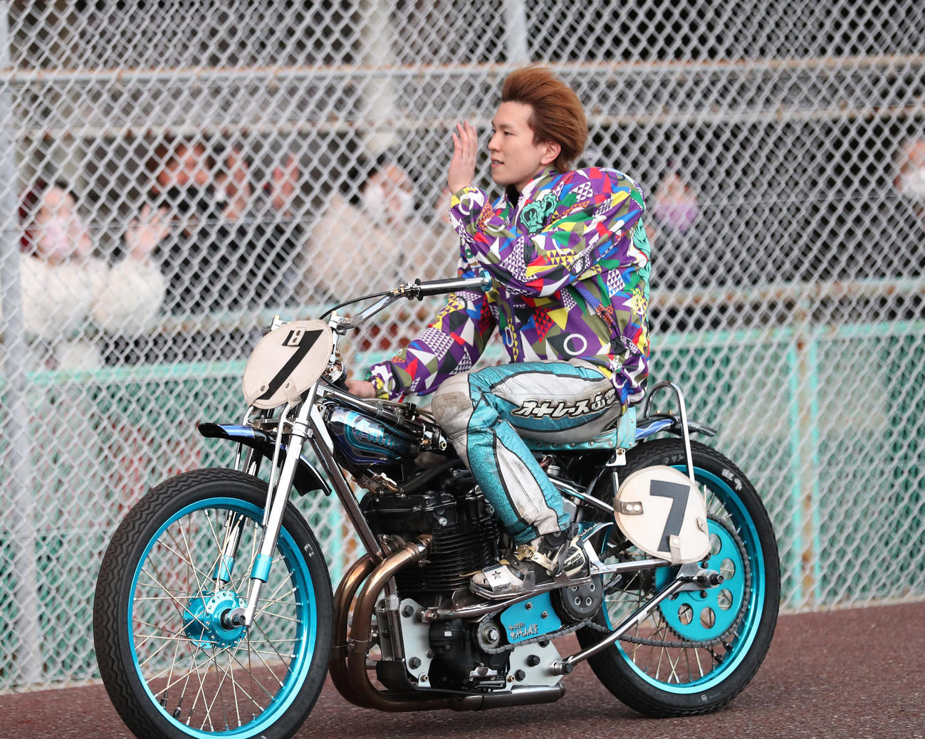 優勝した鈴木圭一郎はファンに手を振りながら引き上げる（撮影・梅根麻紀）