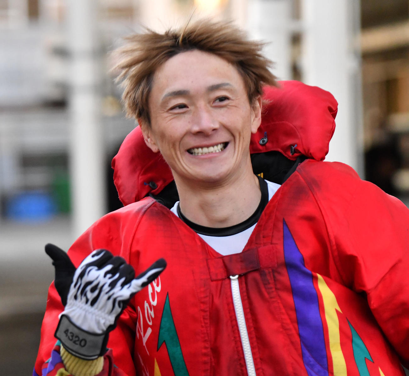 チャレンジカップ2日目、予選12Rで1着の峰竜太はアロハポーズをする（撮影・柴田隆二）