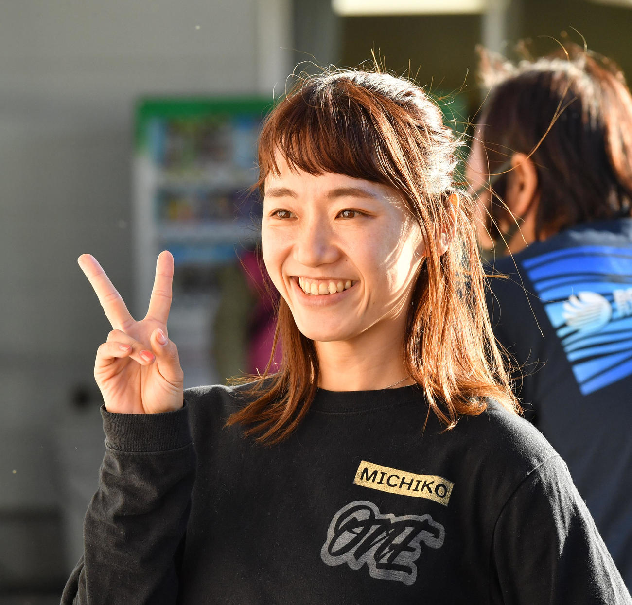 レディースチャレンジカップ3日目、予選1Rで1着の西村美智子はVサインする（撮影・柴田隆二）