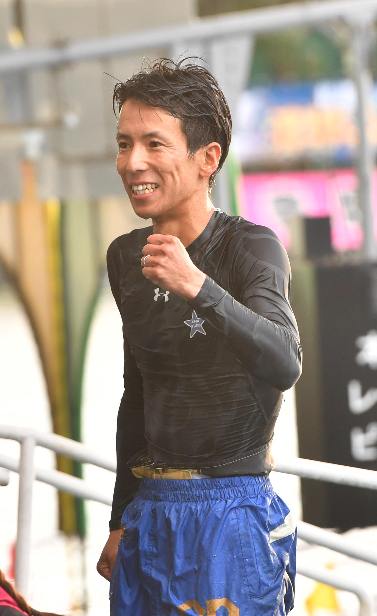 準優勝戦10Rで1着の新田雄史は、水神祭でずぶ濡れでガッツポーズする（撮影・柴田隆二）