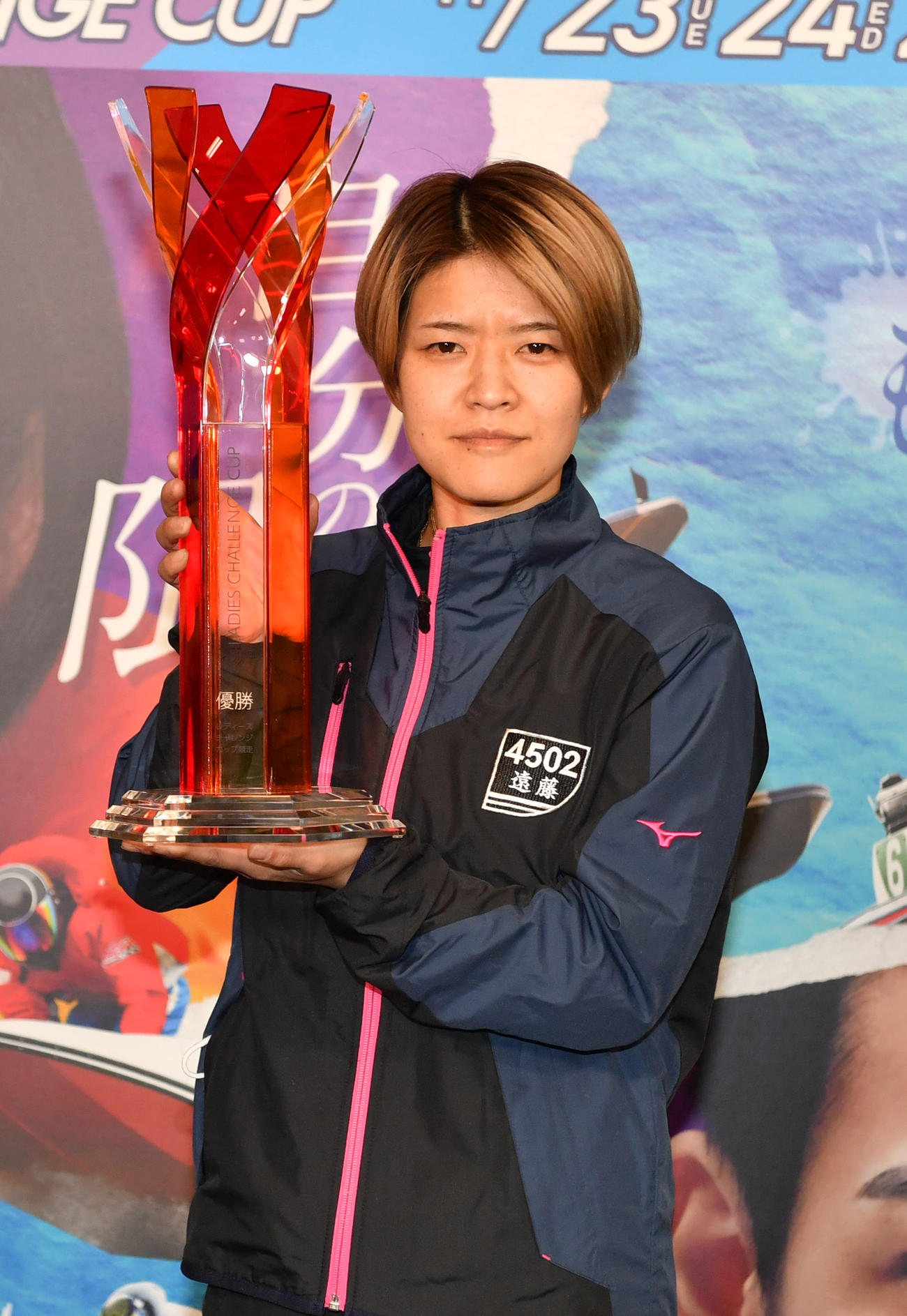レディースCCの優勝カップを掲げるの遠藤エミ（撮影・柴田隆二）