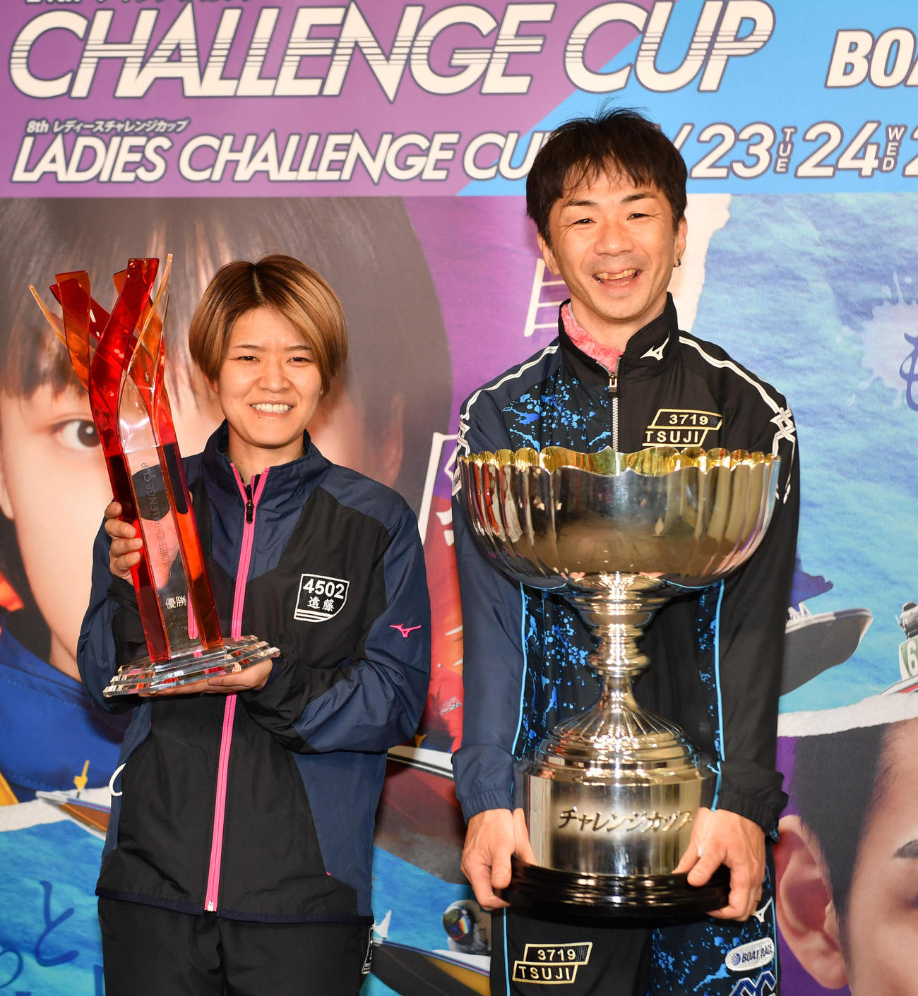 チャレンジカップ優勝の辻栄蔵とレディースCC優勝の遠藤エミは笑顔で優勝カップを持つ（撮影・柴田隆二）