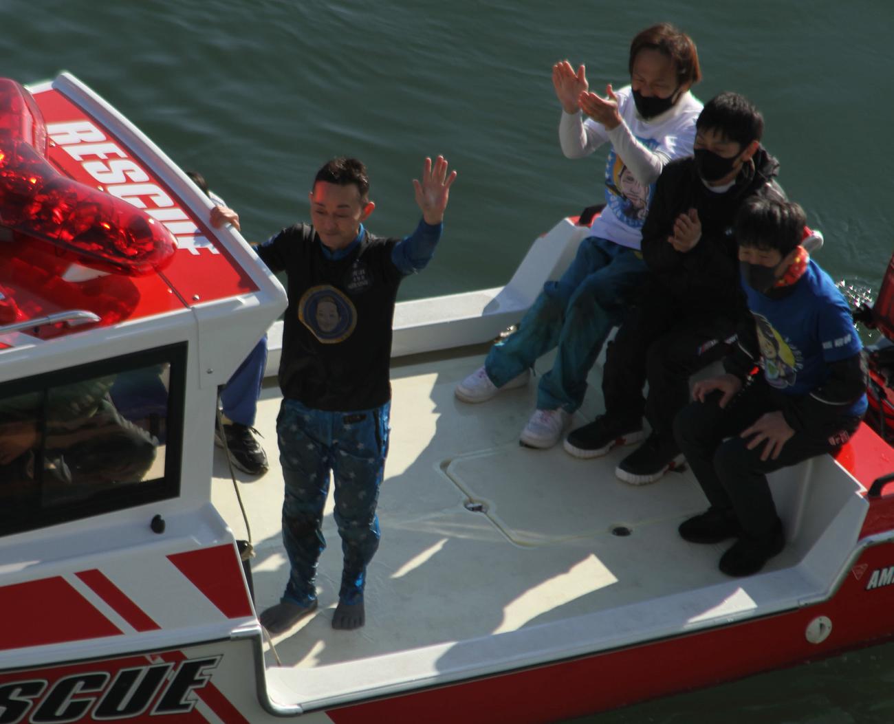 白石浩二がラストランの後に水神祭を行いファンの声援に応えた