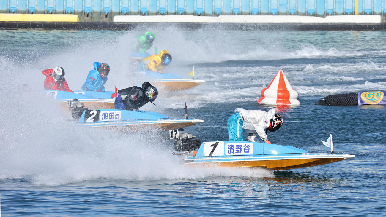 1着の浜野谷憲吾（右手前）
