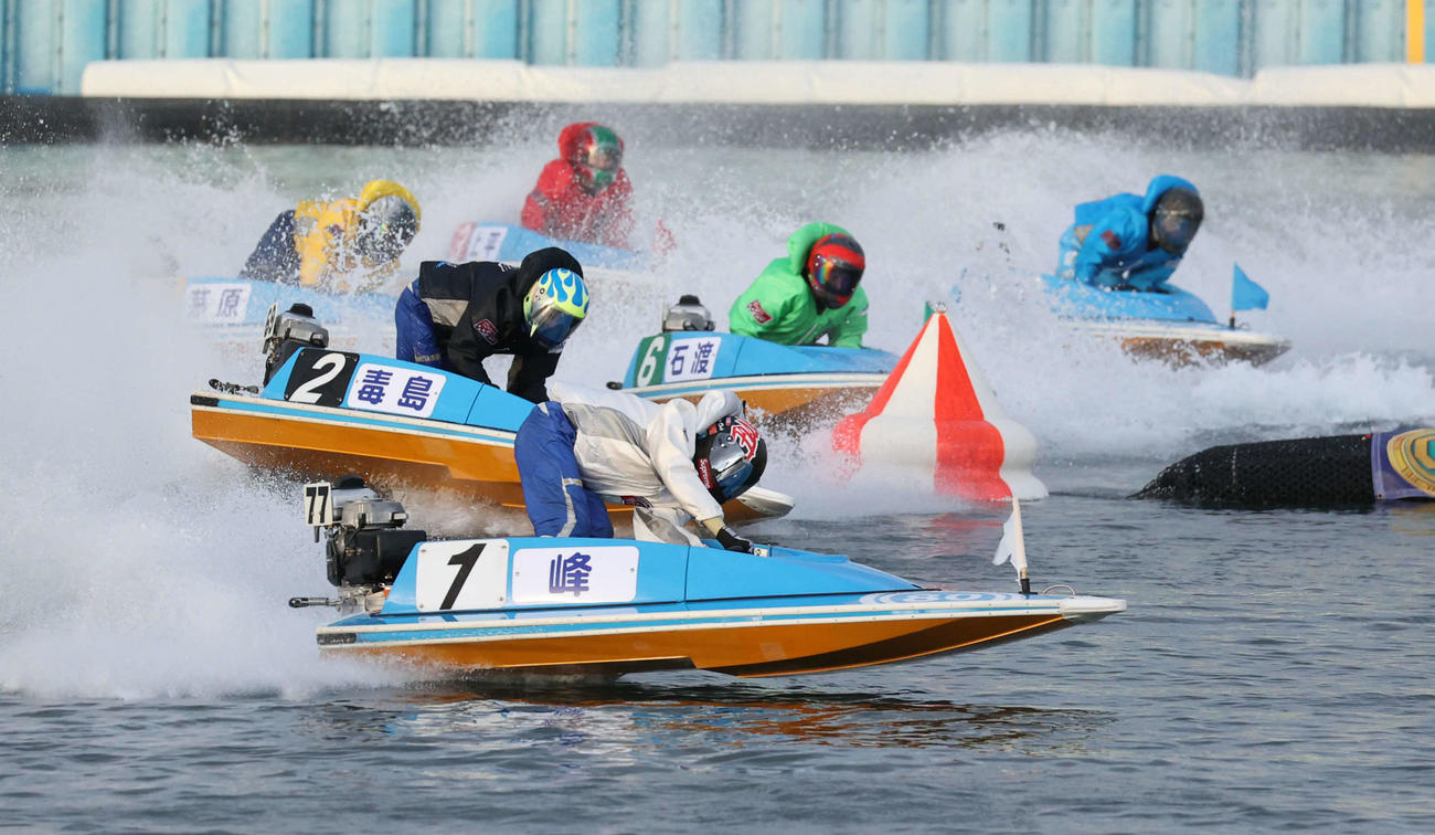 12R1周2M 1着の峰竜太＜1＞（撮影・渦原淳）