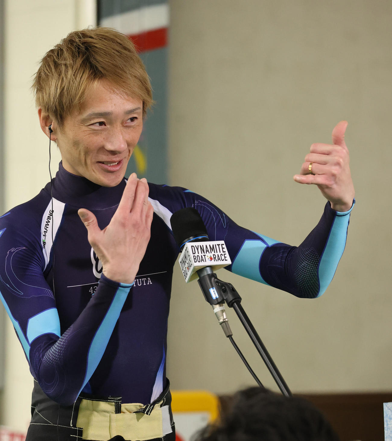 12R 1着しポーズを決める峰竜太（撮影・渦原淳）