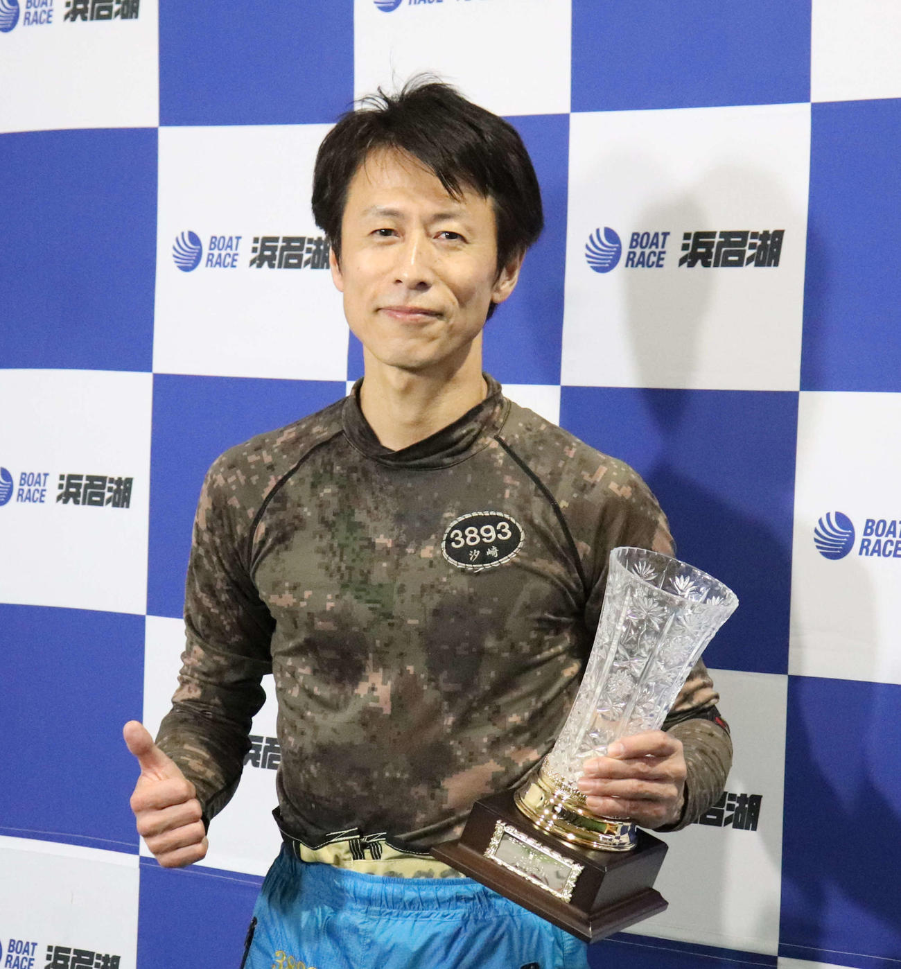 汐崎正則が1年1カ月ぶりの優勝を決めてサムズアップポーズ