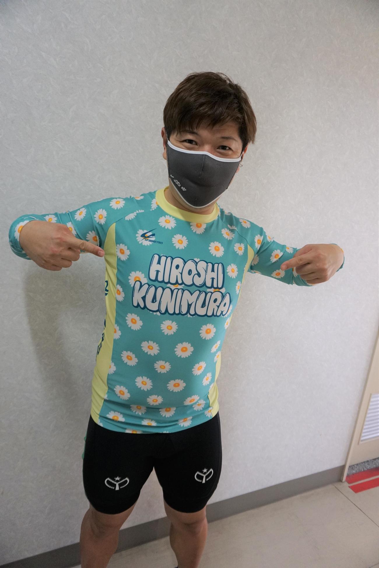 山原さくらがデザインしたシャツをアピールする国村洋