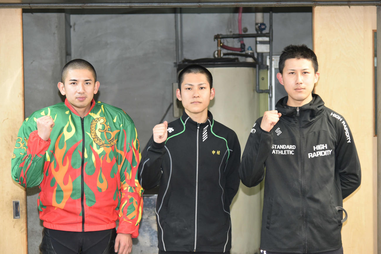 初陣に意気込む新人の、左から永島潤太郎、中村颯斗、北原岳哲（撮影・土居恒久）