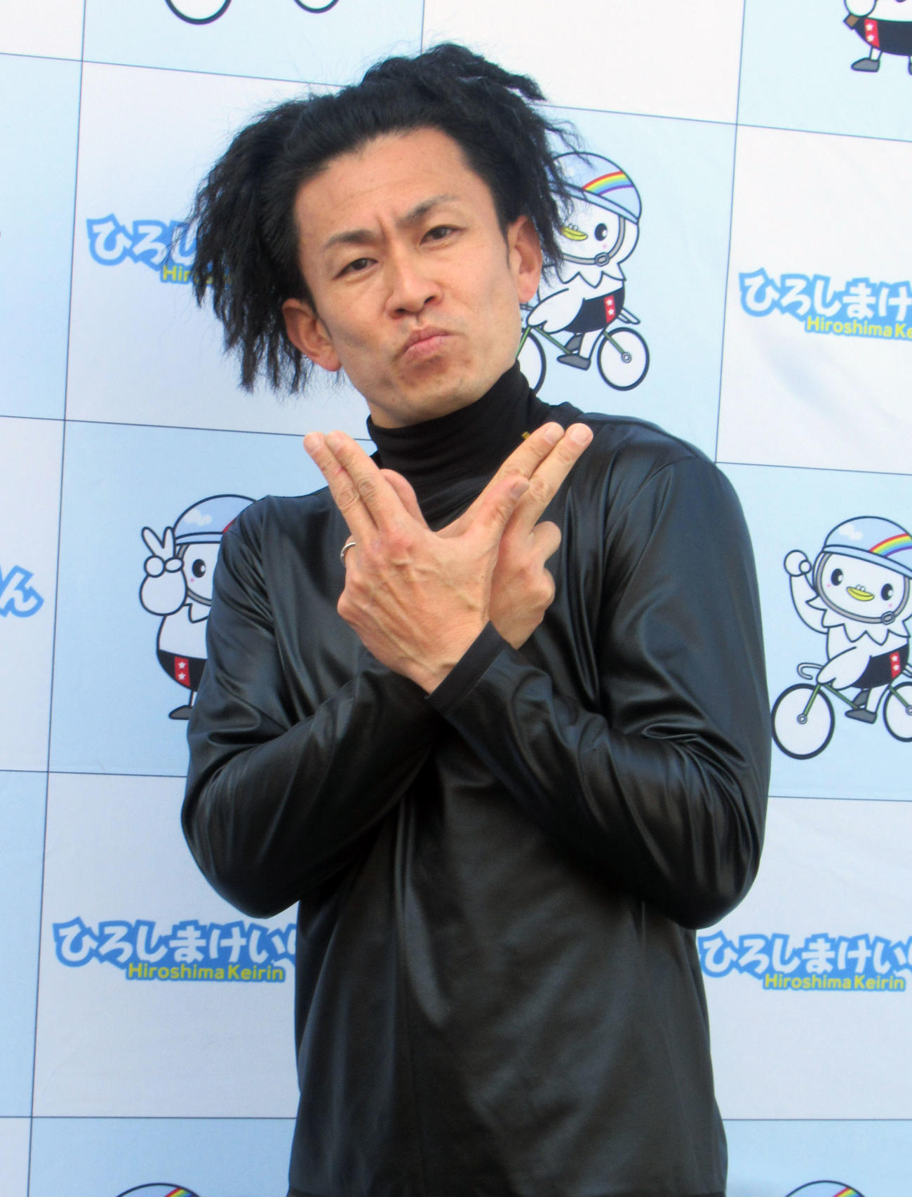 4Rを勝った吉本哲郎は、ロードレースチーム・ヴィクトワール広島の「V」ポーズ（撮影・岡田晋）