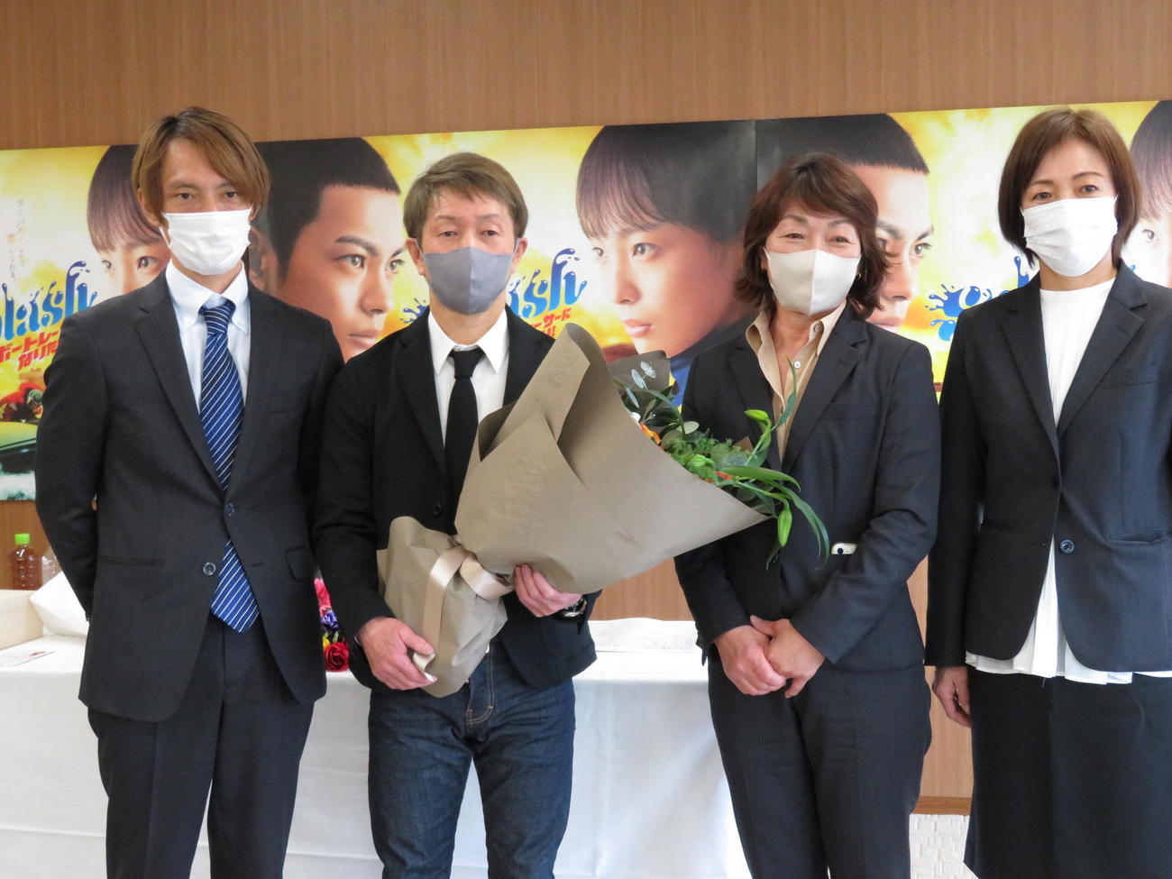引退を表明した熊谷直樹（左から2人目）と、花束贈呈に訪れた、左から東京支部長・芦沢望、1人おいて同期の田村美和、先輩の宮本紀美（撮影・窪寺伸行）