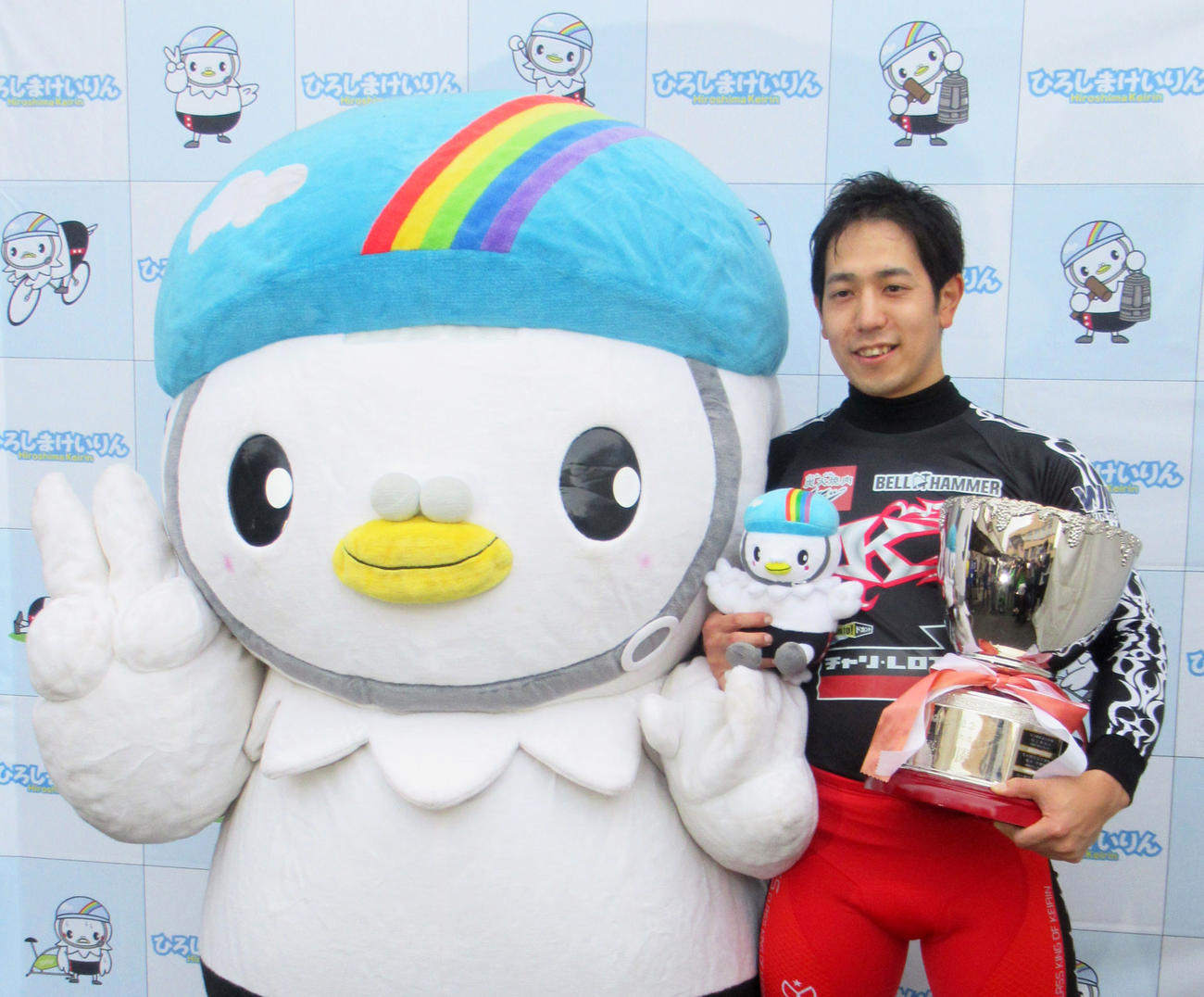 広島G3を制した松浦悠士は、マスコットキャラクターひろしまぴいすけに祝福される