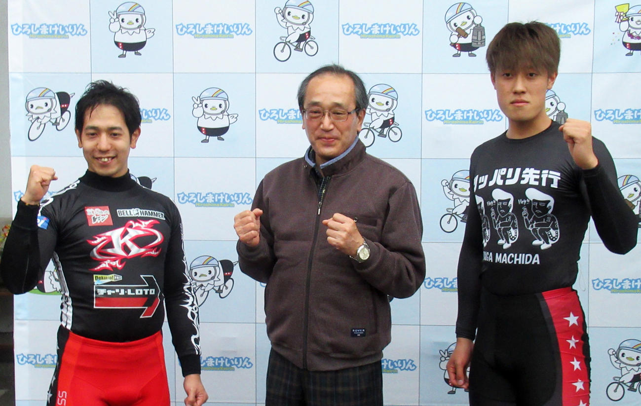 広島G3でワンツーを決めた松浦悠士（左）と町田太我（右）。中央は応援に訪れた広島市の松井一実市長