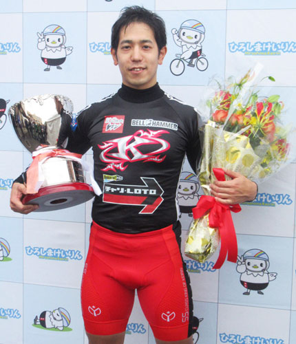 完全Vを飾った松浦悠士は優勝カップと花束を手に笑顔
