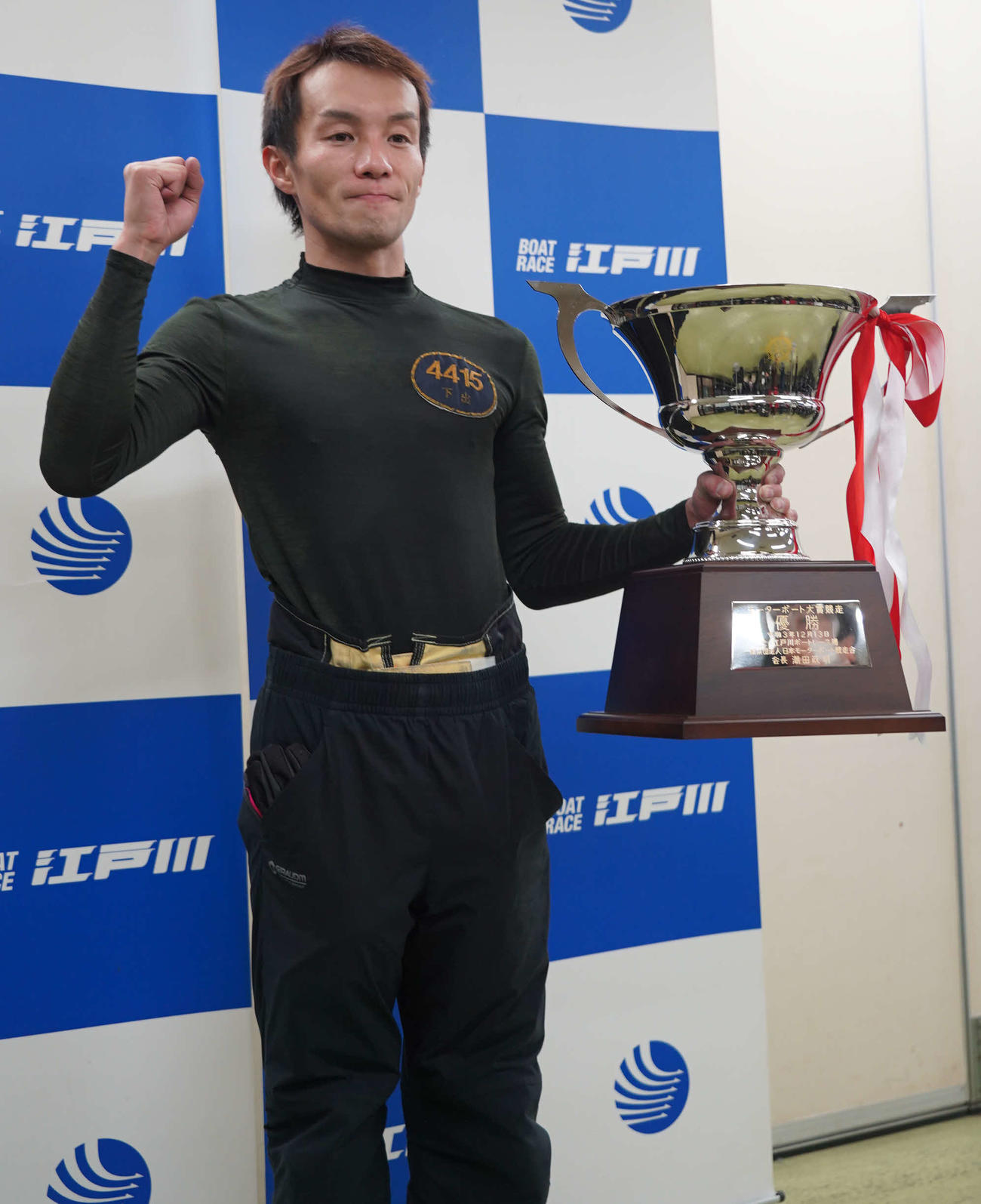 下出卓矢が優勝し表彰式で優勝カップ片手にガッツポーズ