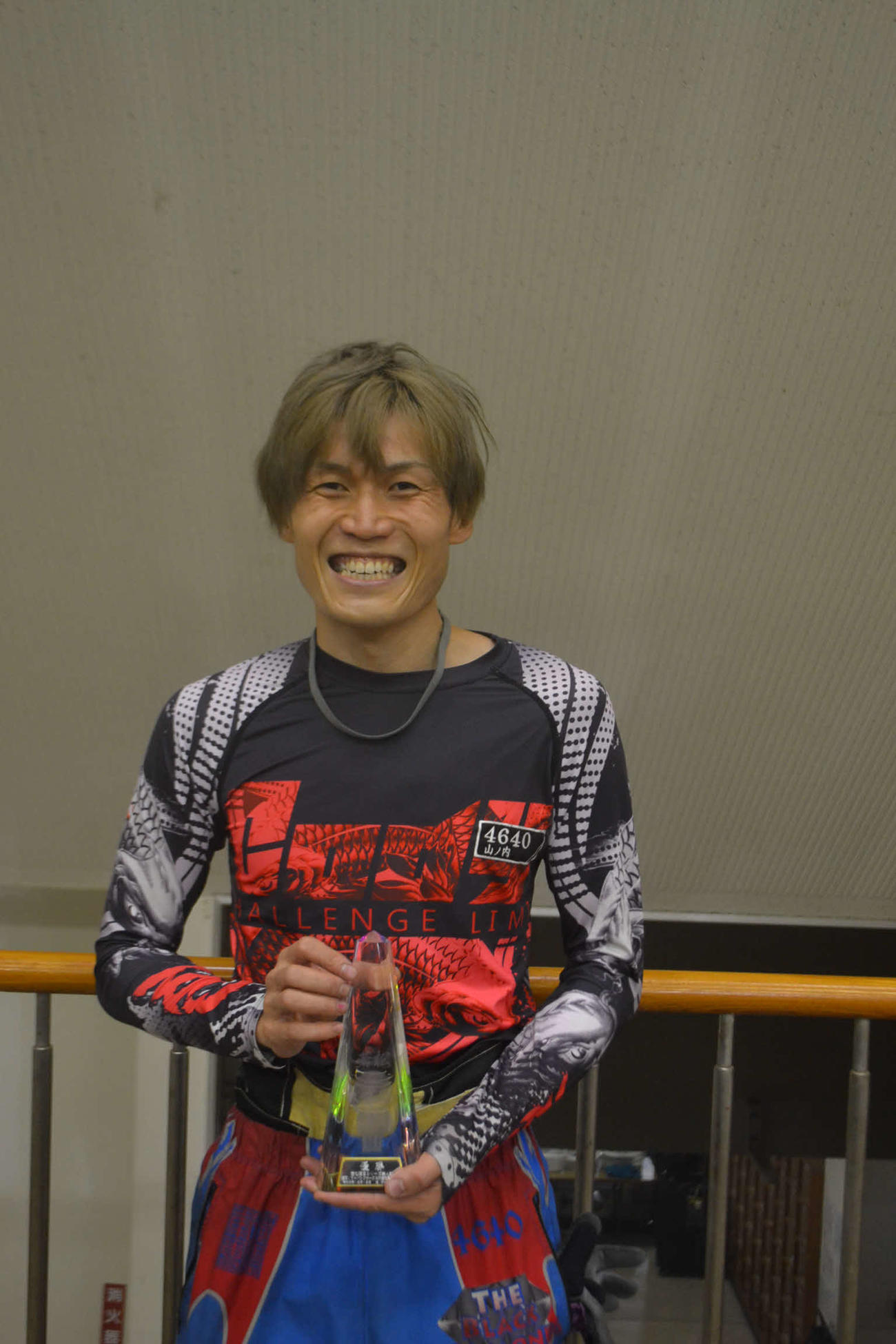 若松夜王シリーズ第4戦福岡ソフトバンクホークス杯福岡県内選手権　逃げた山ノ内雅人がデビューした若松で初優出初優勝を決め、満面の笑みでトロフィーをかざした