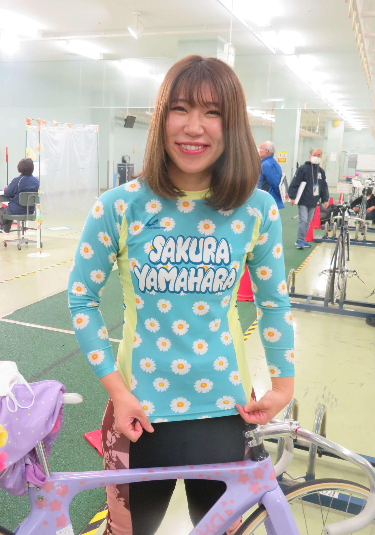自らデザインしたシャツを着て気合を入れた山原さくら