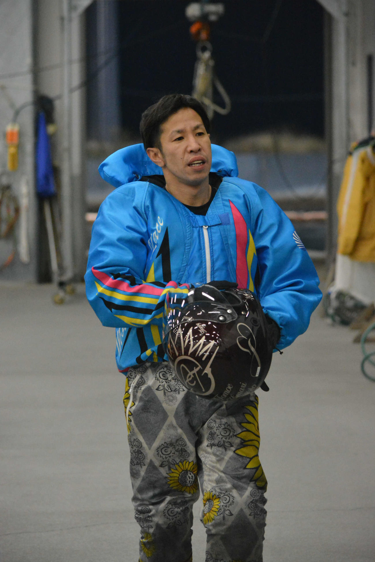 水摩敦が伸びを生かして果敢に攻める