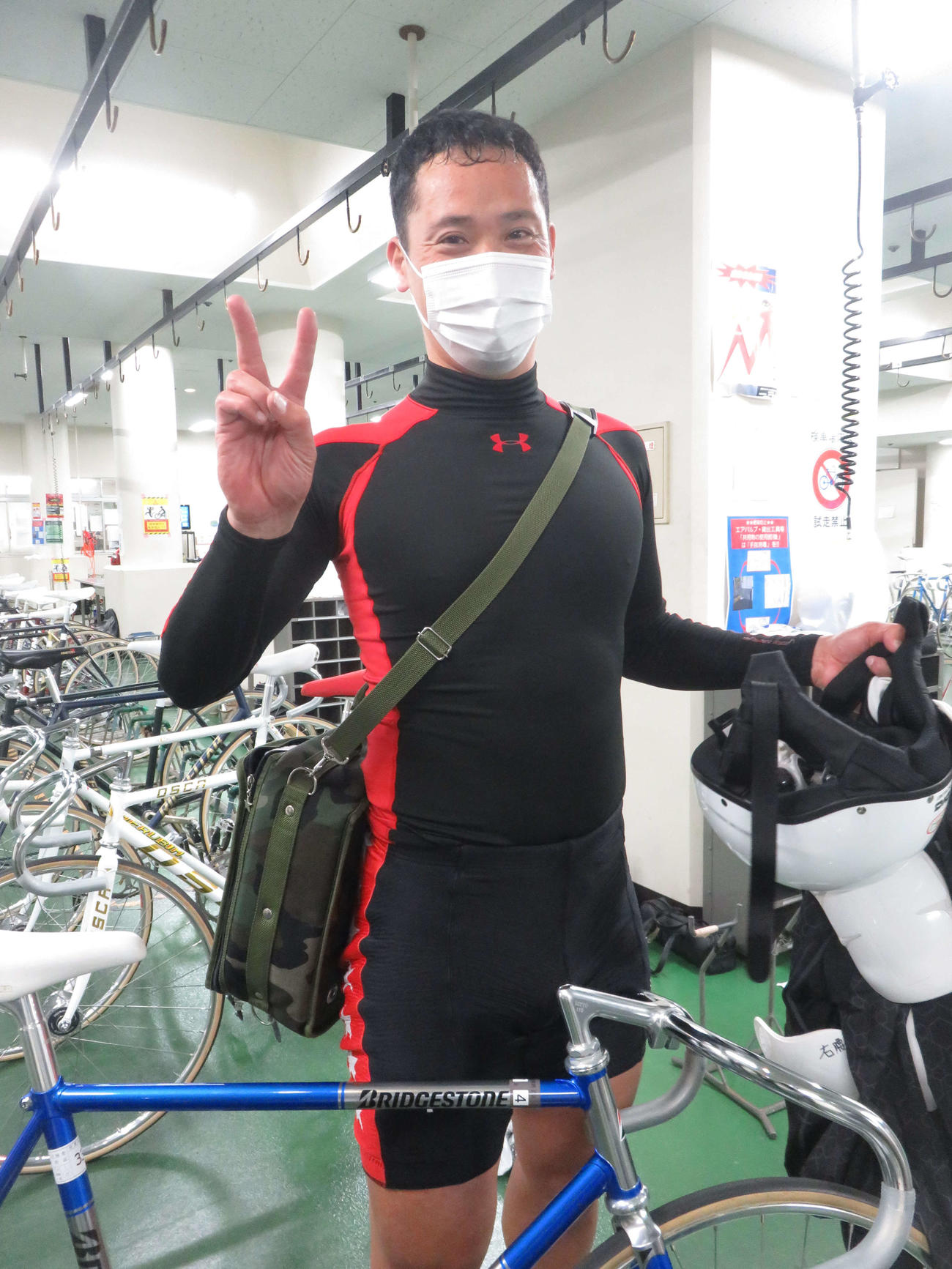 節目の200勝達成でポーズを決める山下渡