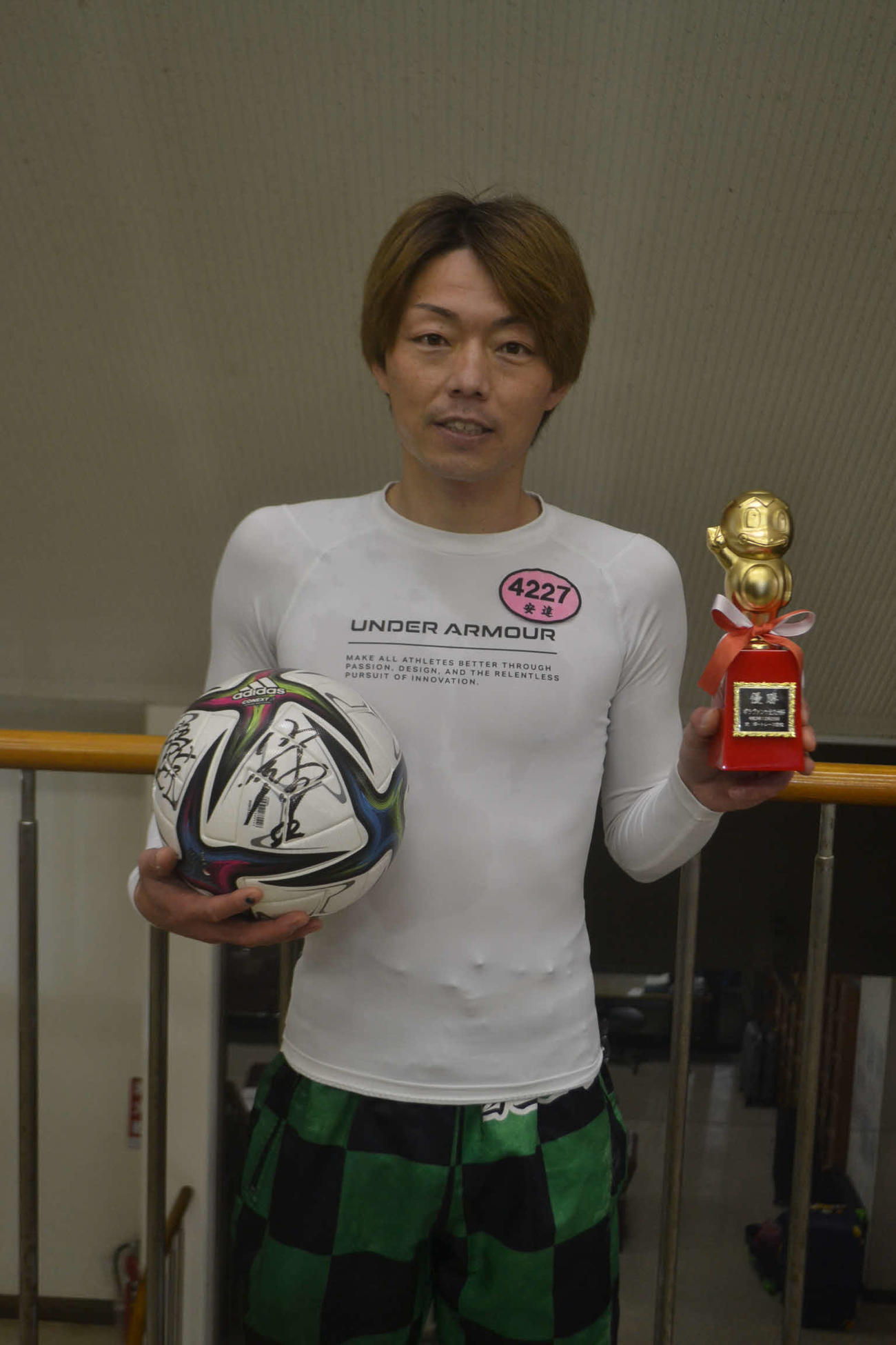 今年4度目、若松では初めての優勝を飾った安達裕樹は、トロフィーとサイン入りのサッカーボールを掲げた