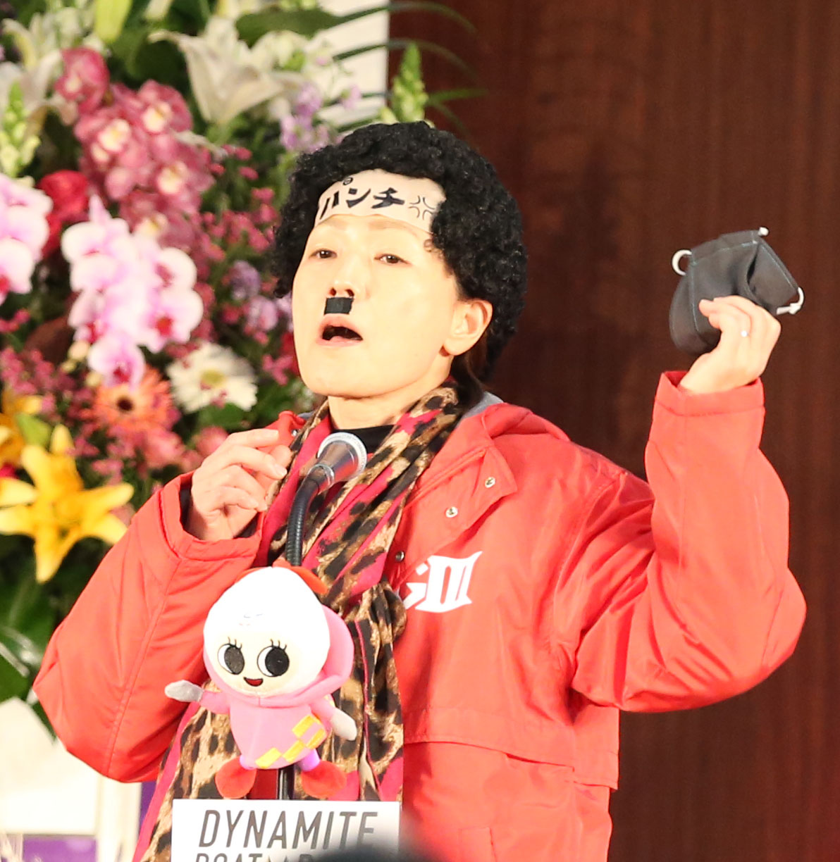 開会式であいさつをする岩崎芳美（撮影・屋方直哉）