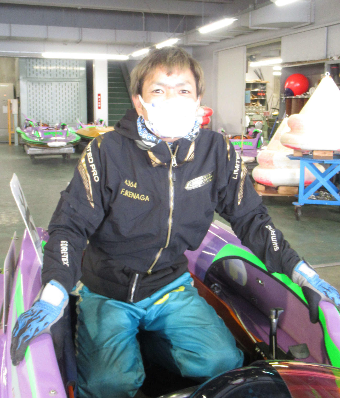 池永太が良機の37号機を手にして満足そう（撮影・山田敏明）