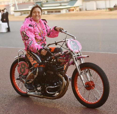 片野利沙が道中逆転 ２度目の女王輝いた 川口ｓｇ オート写真ニュース 日刊スポーツ