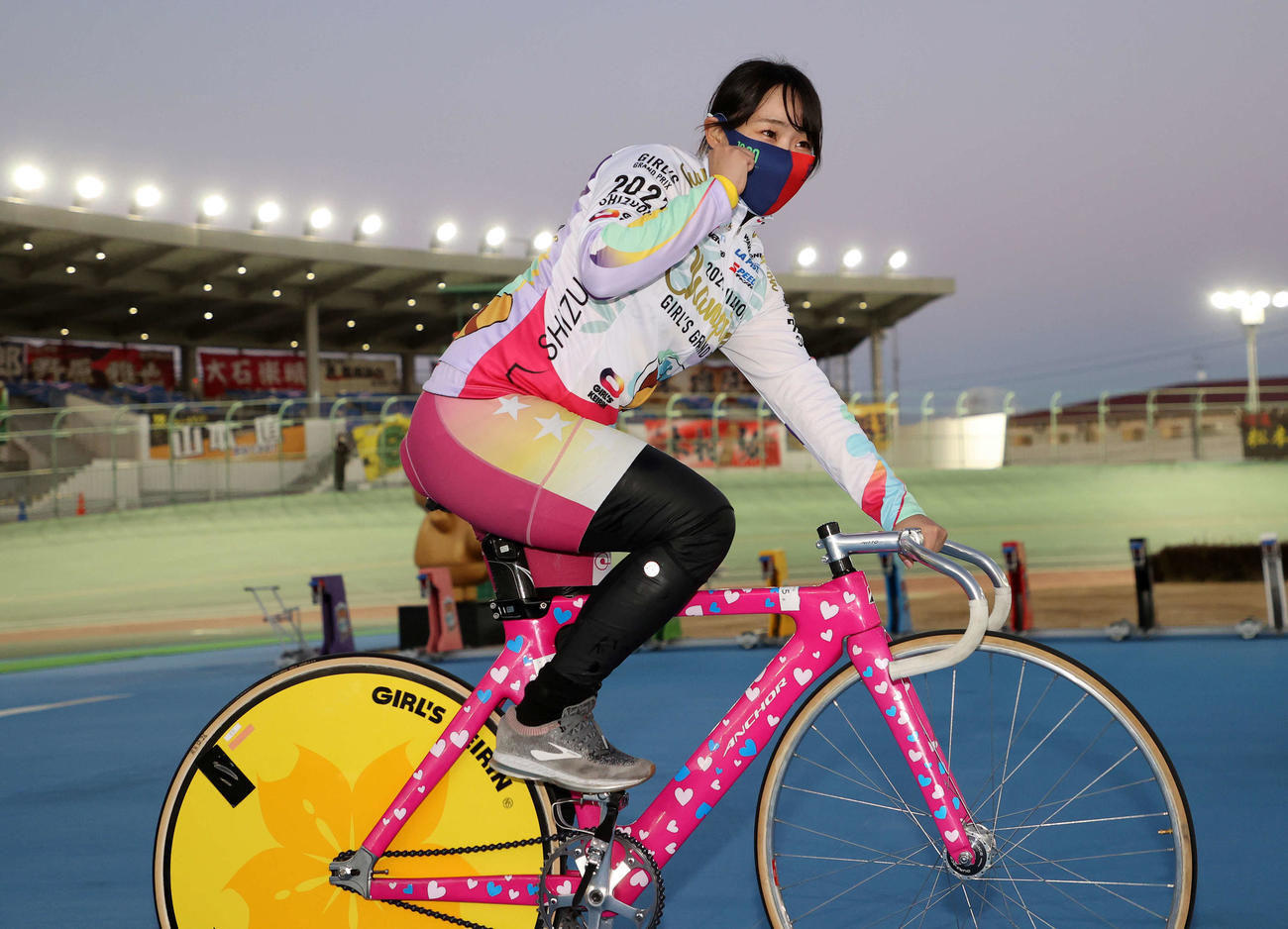 ガールズグランプリを制しガッツポーズする高木（撮影・鈴木正人）
