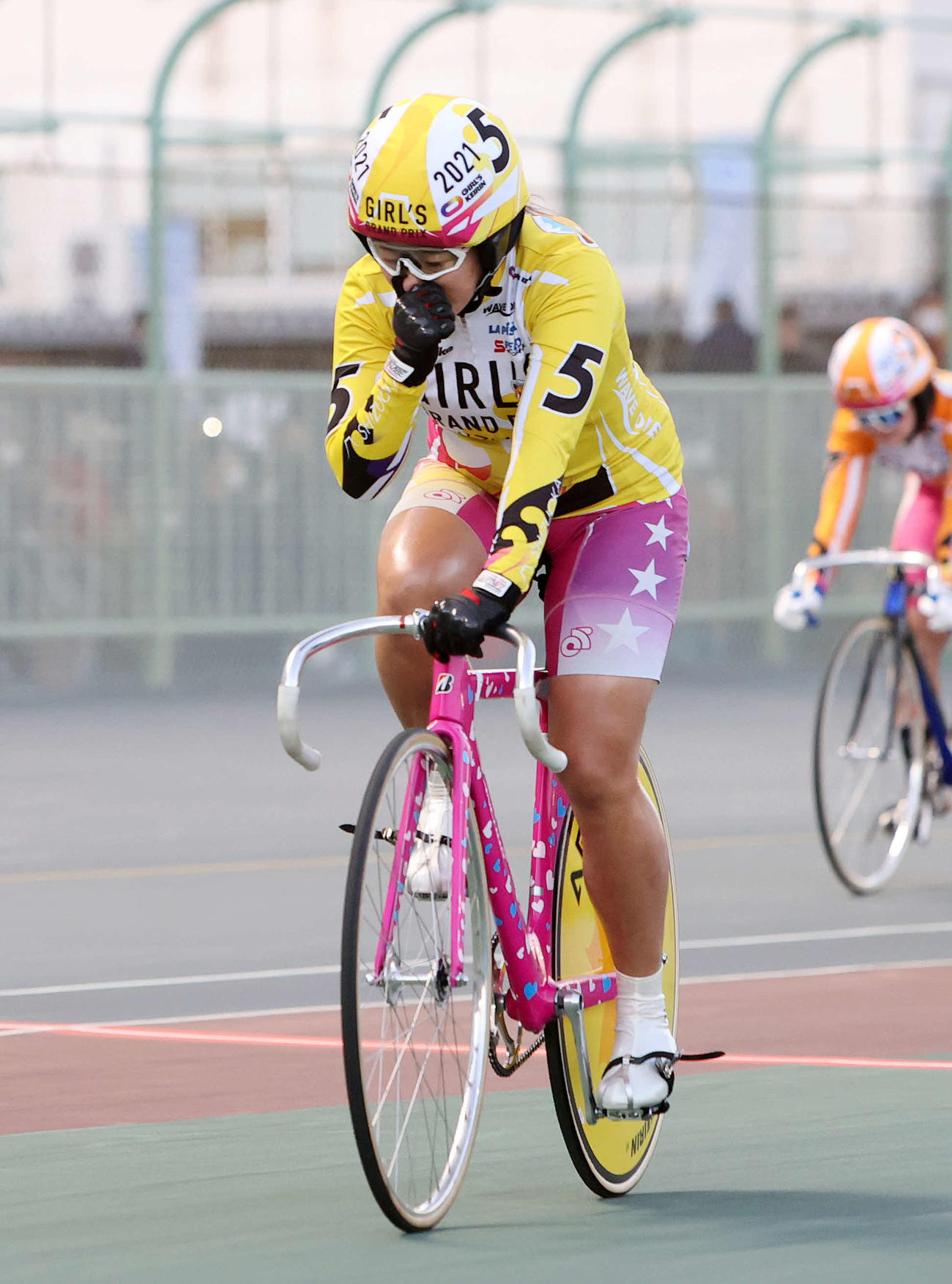 ガールズグランプリを制し涙ぐむ高木（撮影・鈴木正人）